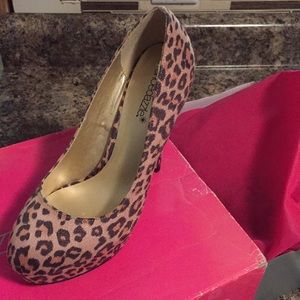 Shoe dazzle size 6.5 Leopard hi heel.